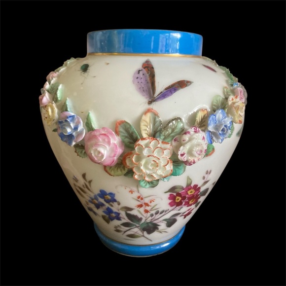 Porcelain vase.